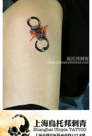 modello di tatuaggio popolare classico piccolo fazzoletto gambe femminili