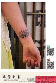 modello di tatuaggio Zouju piccolo da polso ragazza