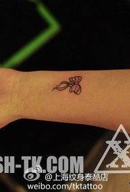 tjejer gillar armens lilla tatueringsmönster