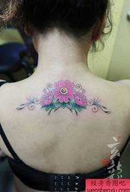 ragazze indietro bellissimo bellissimo modello di tatuaggio piccolo fiore