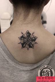 ragazza indietro bellissimo modello di tatuaggio fiocco di neve grigio nero