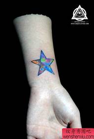 dívčí zápěstí v oslnivém barevném vzoru tetování Pentagram