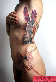 pour un beau côté d'un travail de tatouage sexy