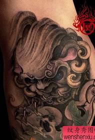 un aspecto do malvado estándar de tatuaxe de león Tang