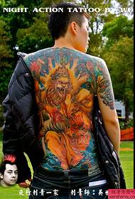een dominant tattoo-patroon met volledige rug
