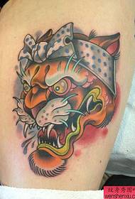 tigro tatuiruotė ant gražios šlaunies