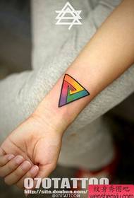 le ragazze armano un piccolo e squisito modello di tatuaggio a triangolo colorato