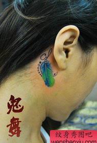 nena Fermoso pequeno patrón de tatuaxe de plumas de costas na parte traseira