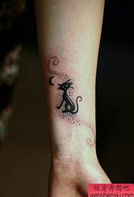 modello di tatuaggio da polso carino ragazza al polso