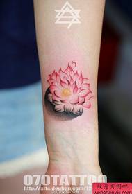 a Prekrasan rad s tetovažom lotosa s tintom