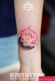 a chiroyli siyoh lotus tatuirovka ishi