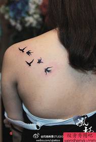 msichana mabega ndogo na maarufu totem ndogo kumeza tattoo muundo