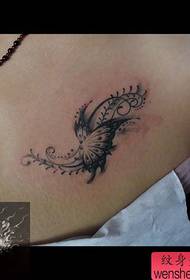 djevojka prsa popularan lijep uzorak tetovaža leptira