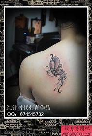 момичета раменете малък и популярен модел татуировка на пеперуда