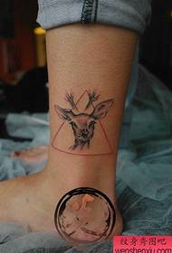majhen vzorec tetovaže jelena z majhno nogo 169763 - personaliziran ročno oster tatoo vzorec na teletu