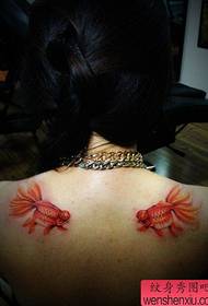 女生背部小巧的彩色小金鱼纹身图案