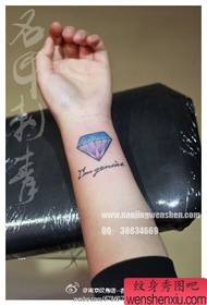 motif de tatouage de diamant de couleur petit et exquis