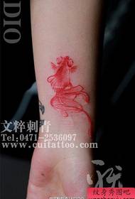 Dívky zápěstí skvěle populární barevný inkoust malé zlaté rybky tetování vzor