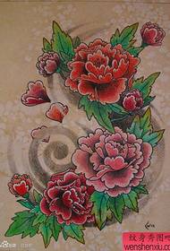 un popolare modello di tatuaggio tradizionale color peonia