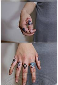palec klasyczny mały wzór tatuażu z diamentem i kotwicą