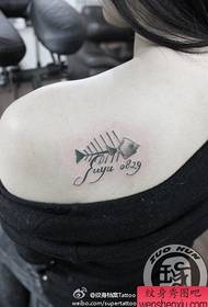 modello di tatuaggio con osso di pesce a spalla di ragazza