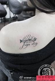 dekleta na rami majhne ribje kosti tatoo vzorec