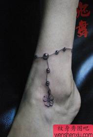 dievčenské členky malý a populárny tetovací vzor členku trávy zo štyroch listov