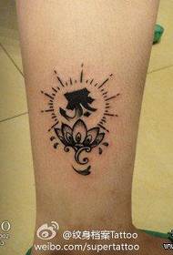 bellissimo modello di tatuaggio di loto e sanscrito della ragazza