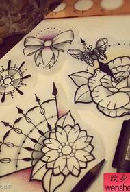 популярен популярен ръкопис на татуировка с цветя