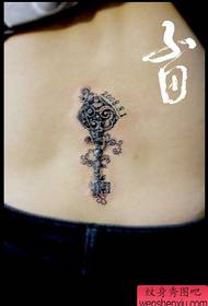 Женская талия популярна с маленьким ключом татуировки