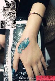 Lányok kéz tigris száj színű kis szárnyakkal tetoválás minta