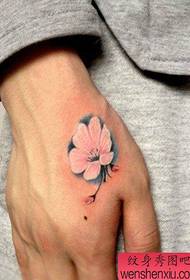 tangan berwarna harimau mulut pola tato indah cherry blossom
