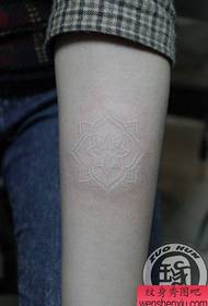 dívka rameno malé a pěkné bílé květinové tetování vzor