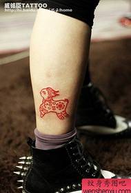 modello di tatuaggio di agnello totem di bell'aspetto di ragazza