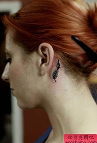 padrão de tatuagem de pena preta de orelha de menina