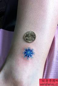 modello di tatuaggio carino piccolo fiocco di neve gamba ragazza