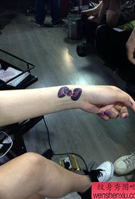 modello di tatuaggio arco ragazza totem piccolo e popolare del polso
