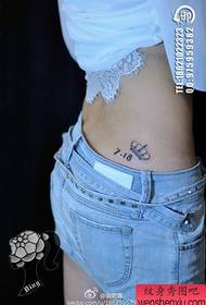 გოგონა წელის მცირე და თანამედროვე გვირგვინი tattoo მოდელი