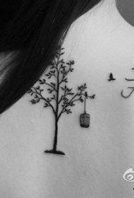 Cô gái trở lại cây nhỏ phổ biến tươi với hình xăm chim nhỏ