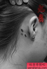 дівчина вухо милою посмішкою татуювання візерунок