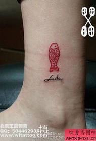 jambes mignonne et petite ligne motif de tatouage de petits poissons