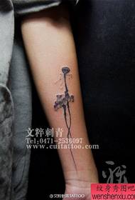 Fetele de curățare model frumos tatuaj lotus cerneală