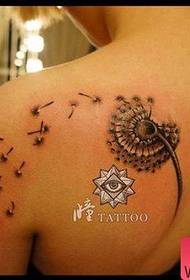 გოგონა მხრებზე მოდის dandelion tattoo model