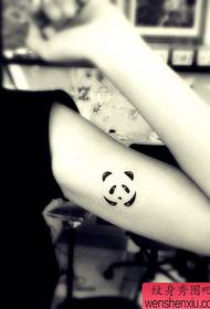 modèle mignon de tatouage de panda de filles à l'intérieur de la fille