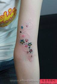 kauneus käsivarsi hyvännäköinen rakkaus ja pentagrammi tatuointi malli
