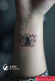 mergaitės riešo mažas ir populiarus juodos ir baltos lotoso tatuiruotės modelis