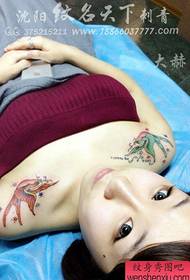 Klein en populair klein zwaluw tattoo-patroon op de schouder van het meisje