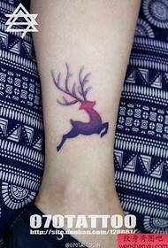 красивий візерунок татуювання поп-оленів на щиколотці