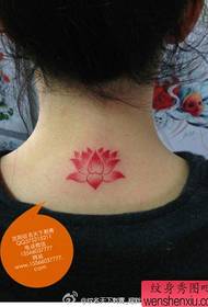 meitenes kakls skaists un skaists krāsu lotosa tetovējums