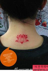 modello del tatuaggio del loto di colore bello e bello del collo della ragazza